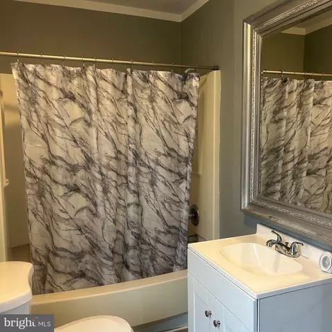 Bath - 353 Moss St, Reading, PA 19604 photo 1 of 2