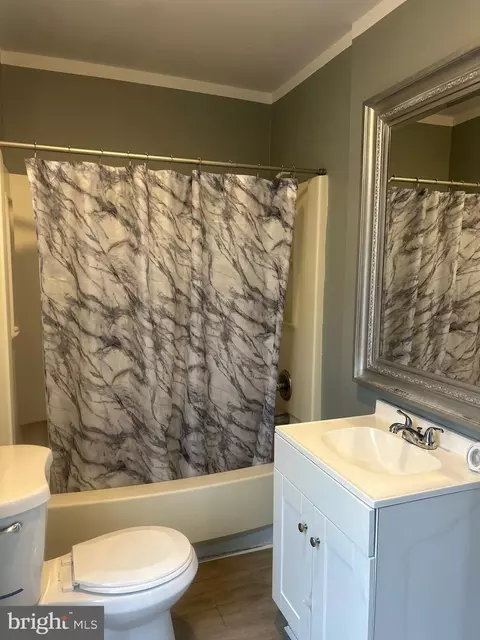 Bath - 353 Moss St, Reading, PA 19604 photo 2 of 2