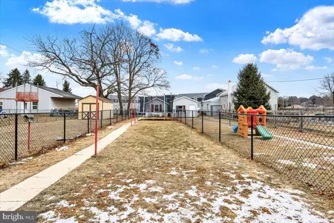 Exterior - 33 Cacoosing Ave, Reading, PA 19608 photo 4 of 5