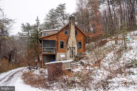 527 Little Round Top Rd, Kempton, PA 19529