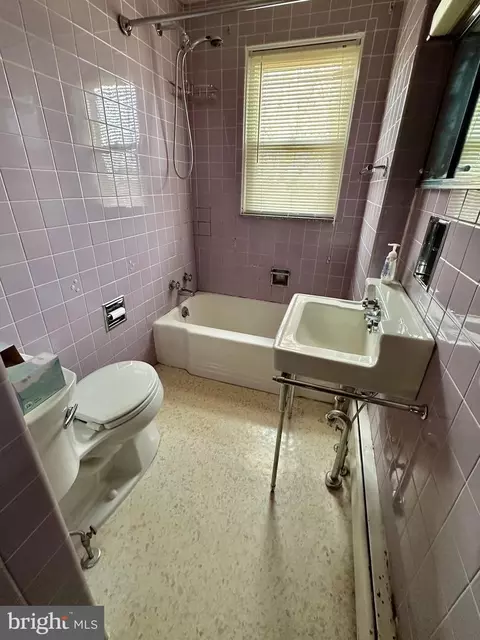 Bath - 1117 Fern Ave, Reading, PA 19607 photo 1 of 1