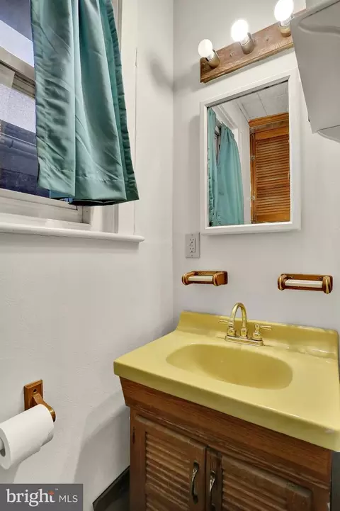Bath - 108 Reading Ave, Reading, PA 19607 photo 2 of 2