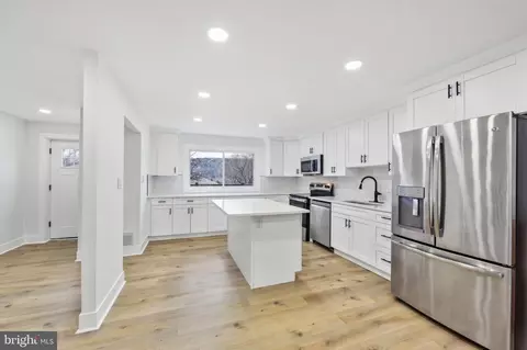 Entry Way - 1024 Fox Run, Reading, PA 19606 photo 1 of 3