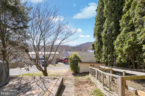 Exterior - 50 E Summit St, Mohnton, PA 19540 photo 3 of 6