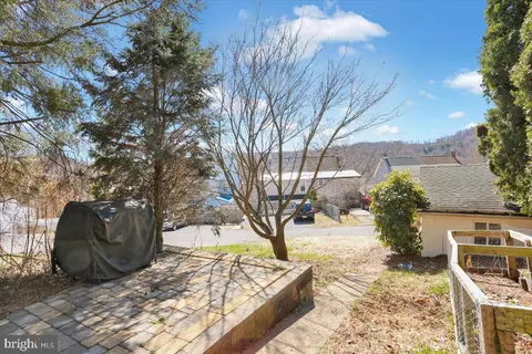 Exterior - 50 E Summit St, Mohnton, PA 19540 photo 4 of 6