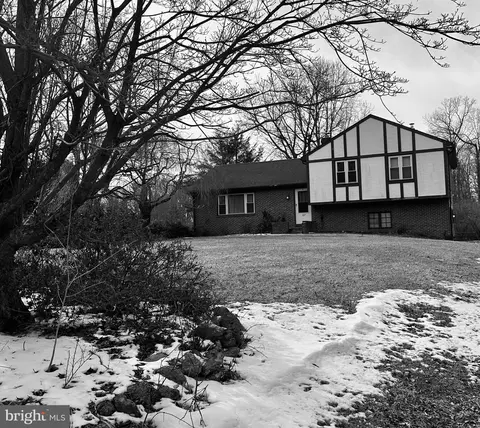 127 Foxcroft Ln, Robesonia, PA 19551