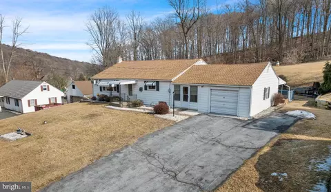25 Sunset Hill Rd, Boyertown, PA 19512