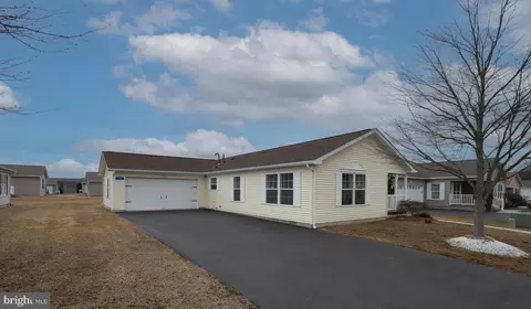 13 Random Rd, Douglassville, PA 19518