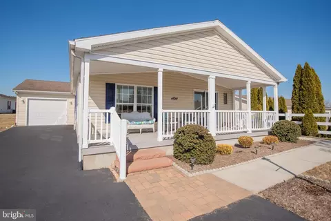 9 Blackbird Ct, Bechtelsville, PA 19505