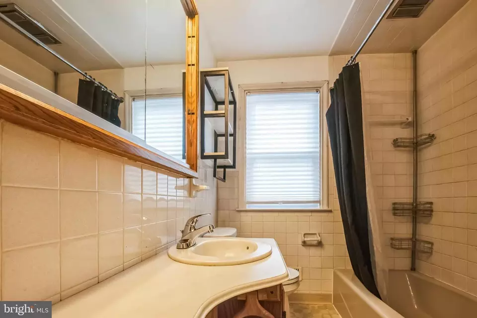 Bath - 315 Amherst Ave, Reading, PA 19609 photo 1 of 1