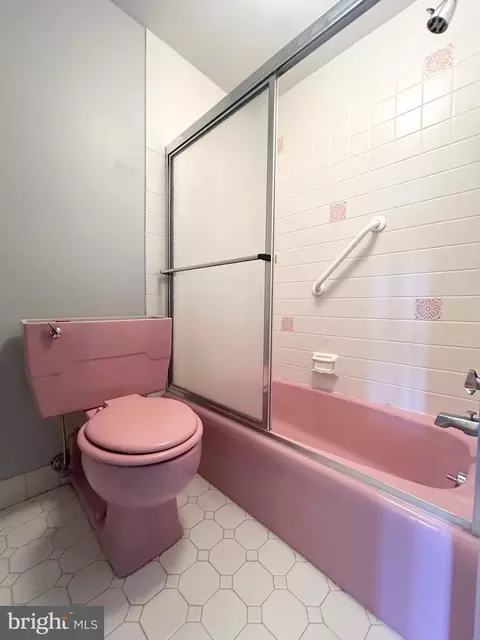 Bath - 1375 Pershing Blvd #801, Reading, PA 19607 photo 3 of 3