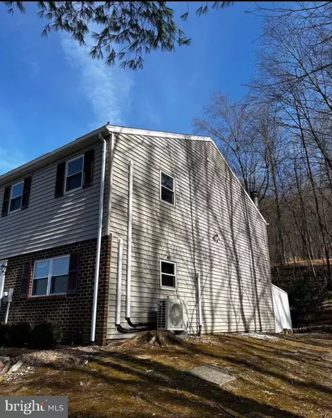 1022 Fox Run, Reading, PA 19606 photo 2