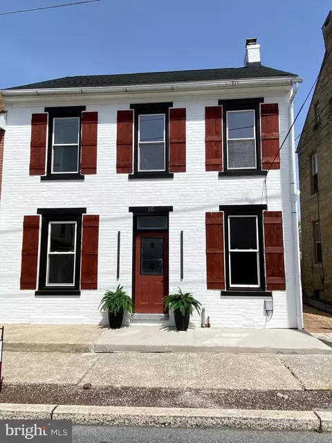 10 S Kemp St, Lyon Station, PA 19536