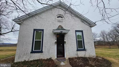 808 Old Swede Rd, Douglassville, PA 19518