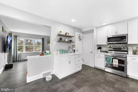 203 Eric Ave, Reading, PA 19607 photo 4