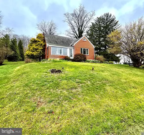 1042 Weisstown Rd, Boyertown, PA 19512