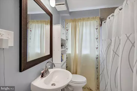 Bath - 108 Gerald Ave, Reading, PA 19607 photo 1 of 4