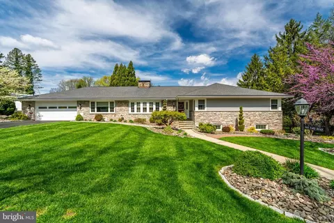 1617 Farr Rd, Wyomissing, PA 19610