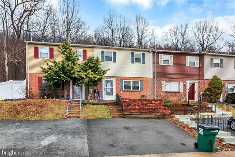 1228 Fox Run, Reading, PA 19606 photo 2