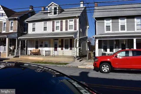 32 N Church St, Robesonia, PA 19551