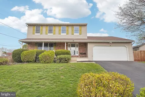 2 Heather Ct, Douglassville, PA 19518