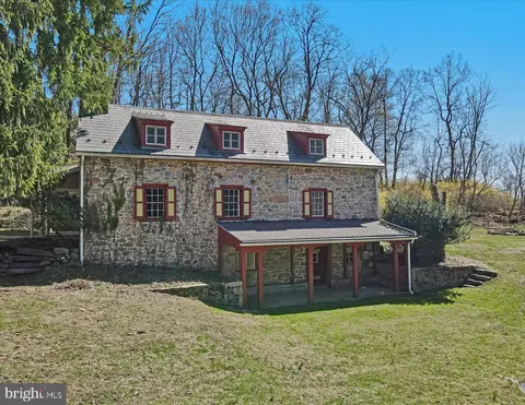 2 Wyndham Hill Dr, Reading, PA 19606