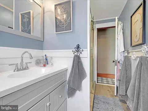 Bath - 214 N Waverly St, Reading, PA 19607 photo 2 of 2