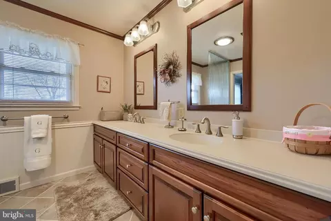 Bath - 3902 Reiff Pl, Reading, PA 19606 photo 1 of 4
