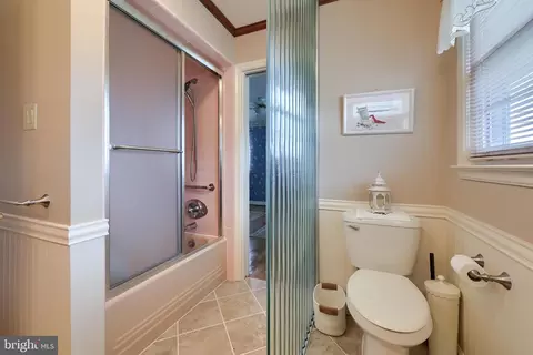 Bath - 3902 Reiff Pl, Reading, PA 19606 photo 2 of 4