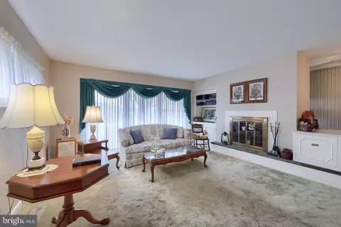 Living - 3902 Reiff Pl, Reading, PA 19606 photo 2 of 4