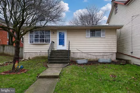 328 W High St, Womelsdorf, PA 19567