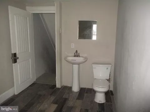 Bath - 907 Locust St, Reading, PA 19604 photo 1 of 1