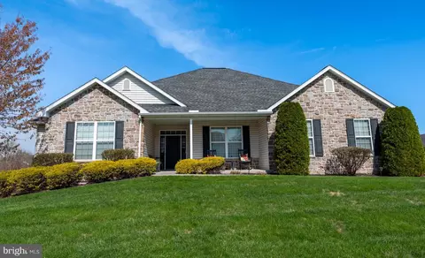 219 Pleasant View Dr, Douglassville, PA 19518