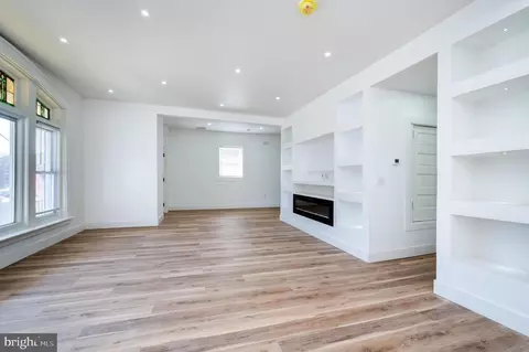 Living - 308 State St, Reading, PA 19607 photo 4 of 6