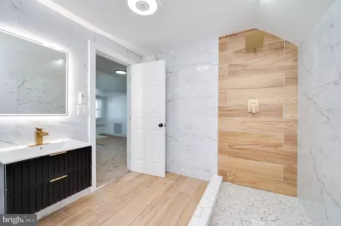 Bath - 308 State St, Reading, PA 19607 photo 2 of 5