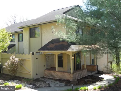 17 Pine Woods Ct, Reading, PA 19607 photo 2