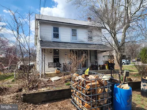 1046 Chestnut St, Douglassville, PA 19518