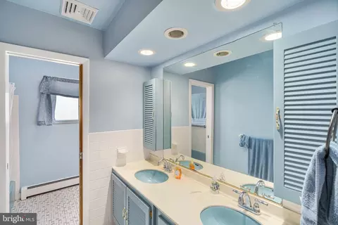 Bath - 304 Snyder Rd, Reading, PA 19605 photo 1 of 1
