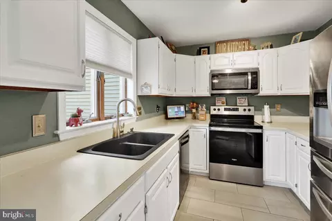 Kitchen - 904 Cacoosing Dr, Reading, PA 19608 photo 2 of 3