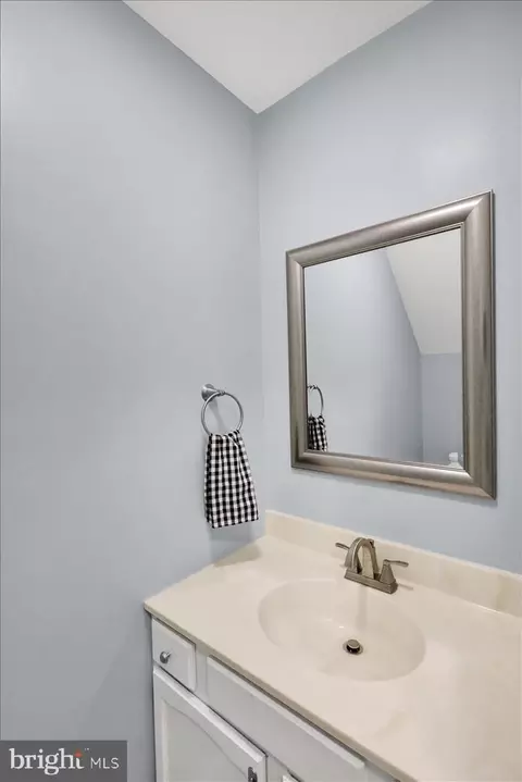 Bath - 904 Cacoosing Dr, Reading, PA 19608 photo 1 of 3