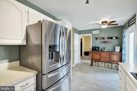 Entry Way - 904 Cacoosing Dr, Reading, PA 19608 photo 3 of 3