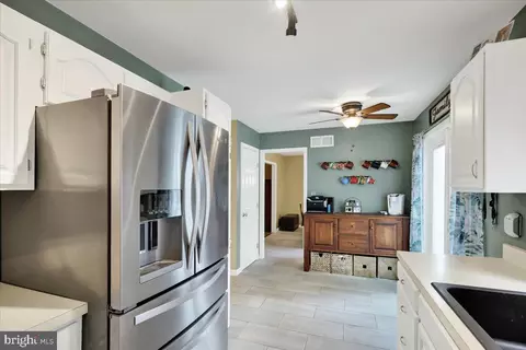 Entry Way - 904 Cacoosing Dr, Reading, PA 19608 photo 2 of 3