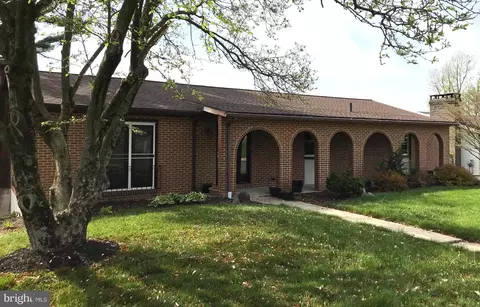 211 New Castle Dr, Reading, PA 19607 photo 3