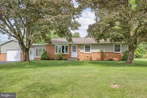 22 Center Rd, Douglassville, PA 19518