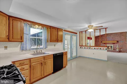 1857 S Mountain Dr, Reading, PA 19608 photo 9