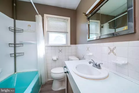 Bath - 97 Summit Ave, Reading, PA 19607 photo 1 of 1