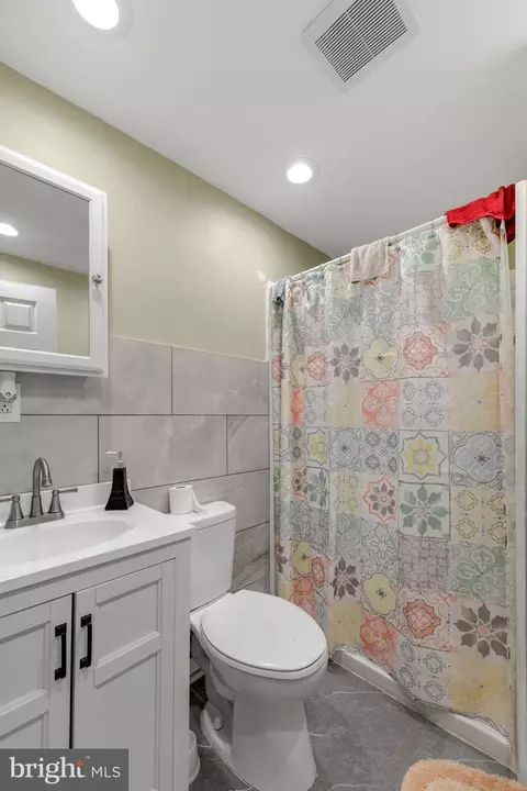 Bath - 730 Lancaster Ave, Reading, PA 19611 photo 2 of 4