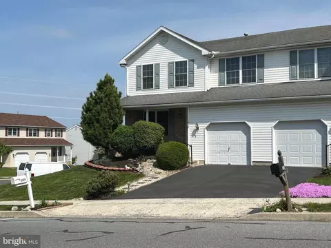 349 Oneida Dr, Sinking Spring, PA 19608 photo 2