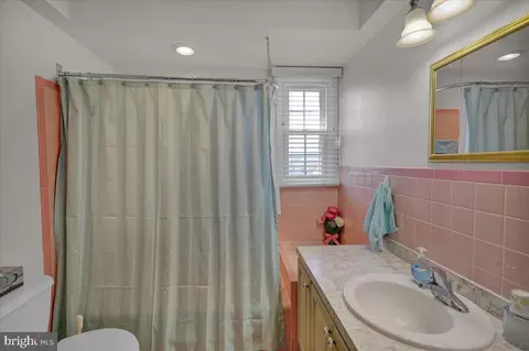 Bath - 820 Lorane Rd, Reading, PA 19606 photo 2 of 3