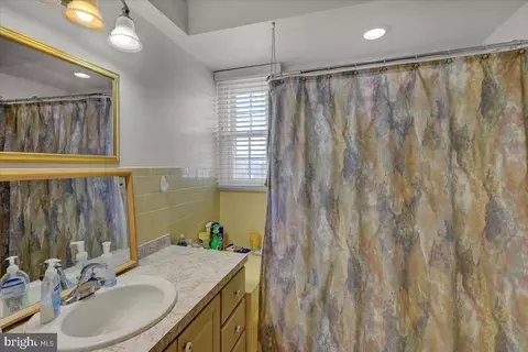 Bath - 820 Lorane Rd, Reading, PA 19606 photo 3 of 3